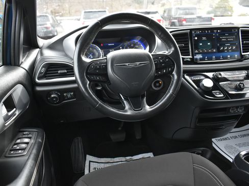 Used 2021 Chrysler Pacifica Touring w/ S Appearance Package image 18