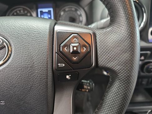 Used 2017 Toyota Tacoma TRD Sport AWD/4WD image 18
