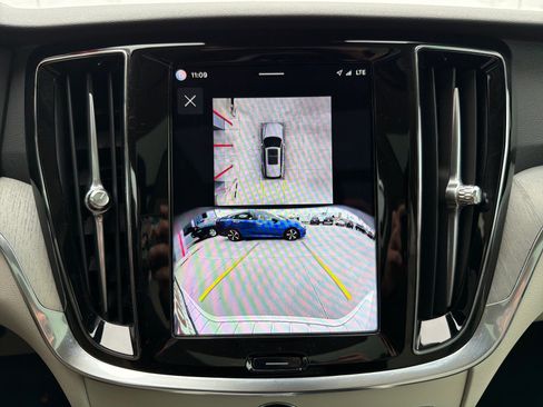 Used 2025 Volvo V60 B5 Cross Country Plus image 17