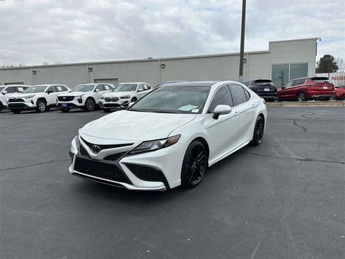 Used 2022 Toyota Camry XSE image 3