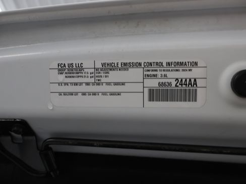 Used 2024 Jeep Wrangler Unlimited Sahara w/ Technology Group AWD/4WD image 19