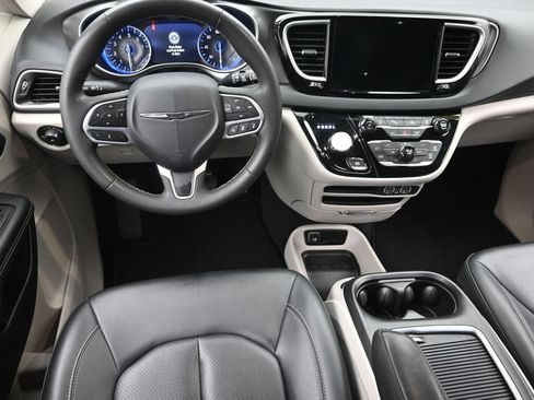 Used 2024 Chrysler Pacifica Touring-L FWD image 16