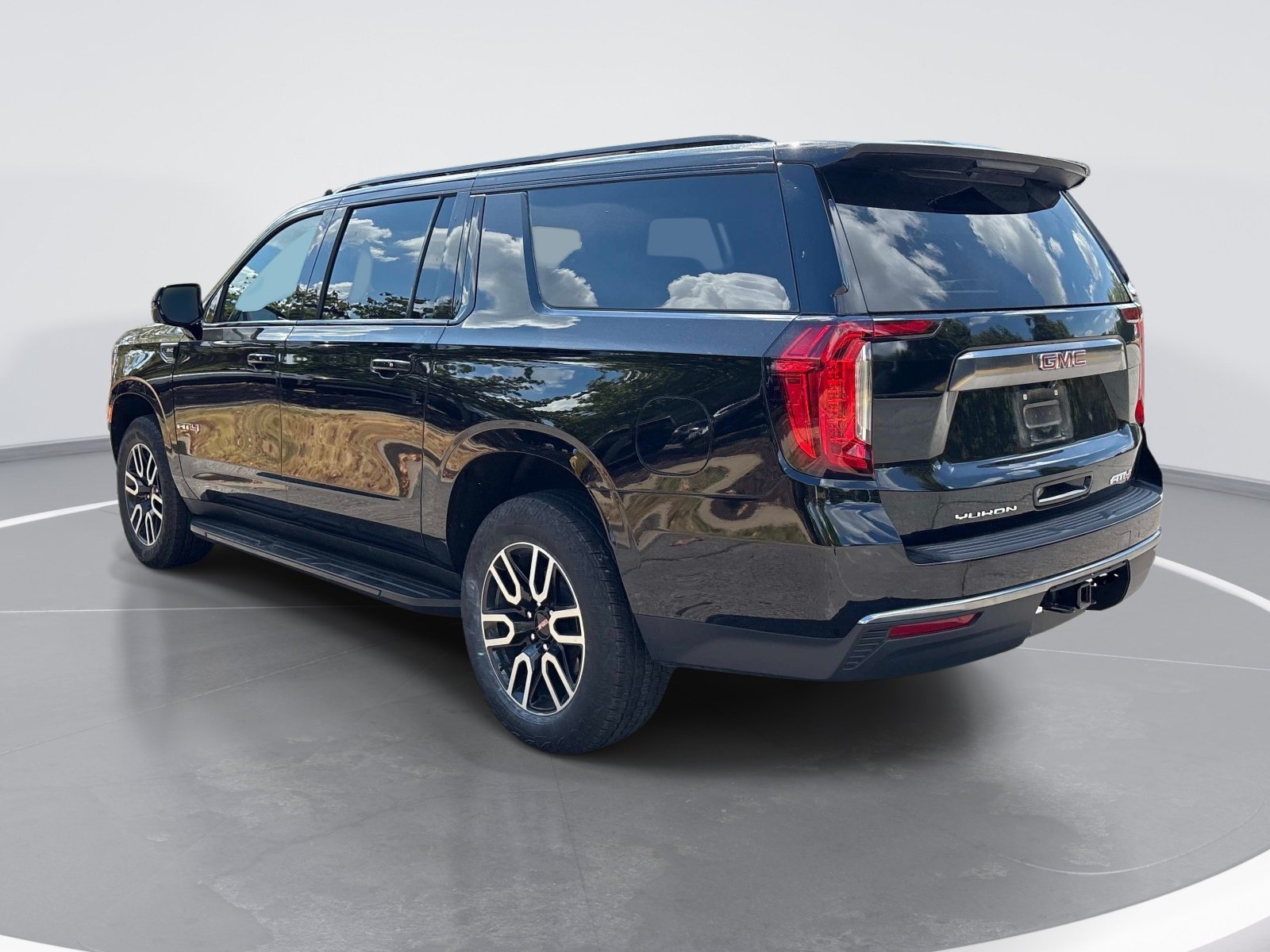 Used 2024 GMC Yukon XL AT4 w/ Technology Package AWD/4WD image 6