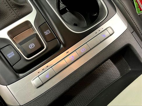 Used 2024 Kia Carnival LX FWD image 36