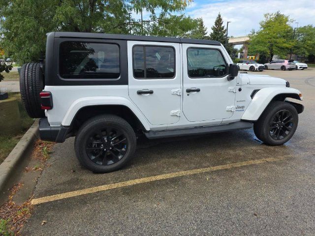 Used 2022 Jeep Wrangler Unlimited Sahara AWD/4WD image 6