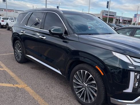 Used 2023 Hyundai Palisade Calligraphy image 3