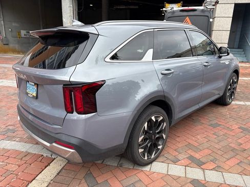 Used 2025 Kia Sorento EX w/ Panoramic Sunroof Package FWD image 3