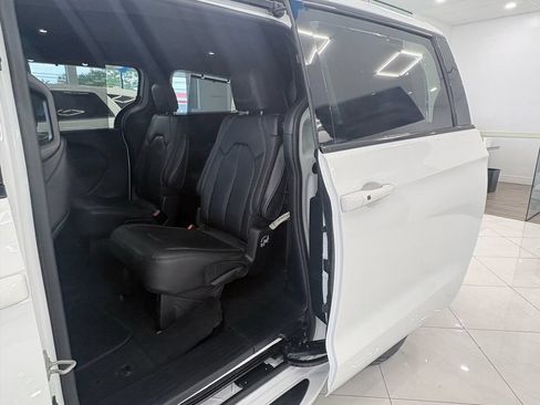 Used 2020 Chrysler Pacifica Touring-L w/ Advanced Safetytec Group AWD/4WD image 15