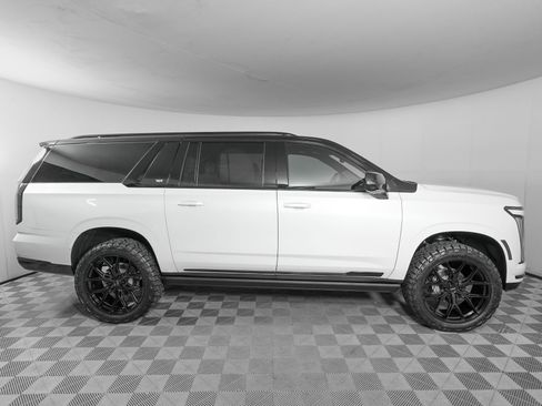 Used 2026 Cadillac Escalade ESV Platinum Sport w/ LPO, ONYX Package AWD/4WD image 4