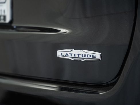 Certified 2025 Jeep Compass Latitude w/ Sun & Sound Group AWD/4WD image 8