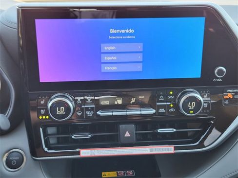 New 2026 Toyota Highlander Platinum image 12