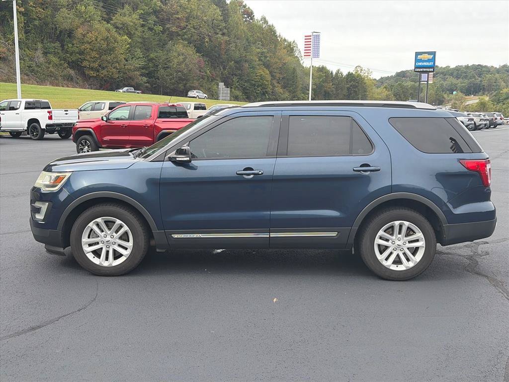Used 2017 Ford Explorer XLT w/ Equipment Group 201A FWD image 2