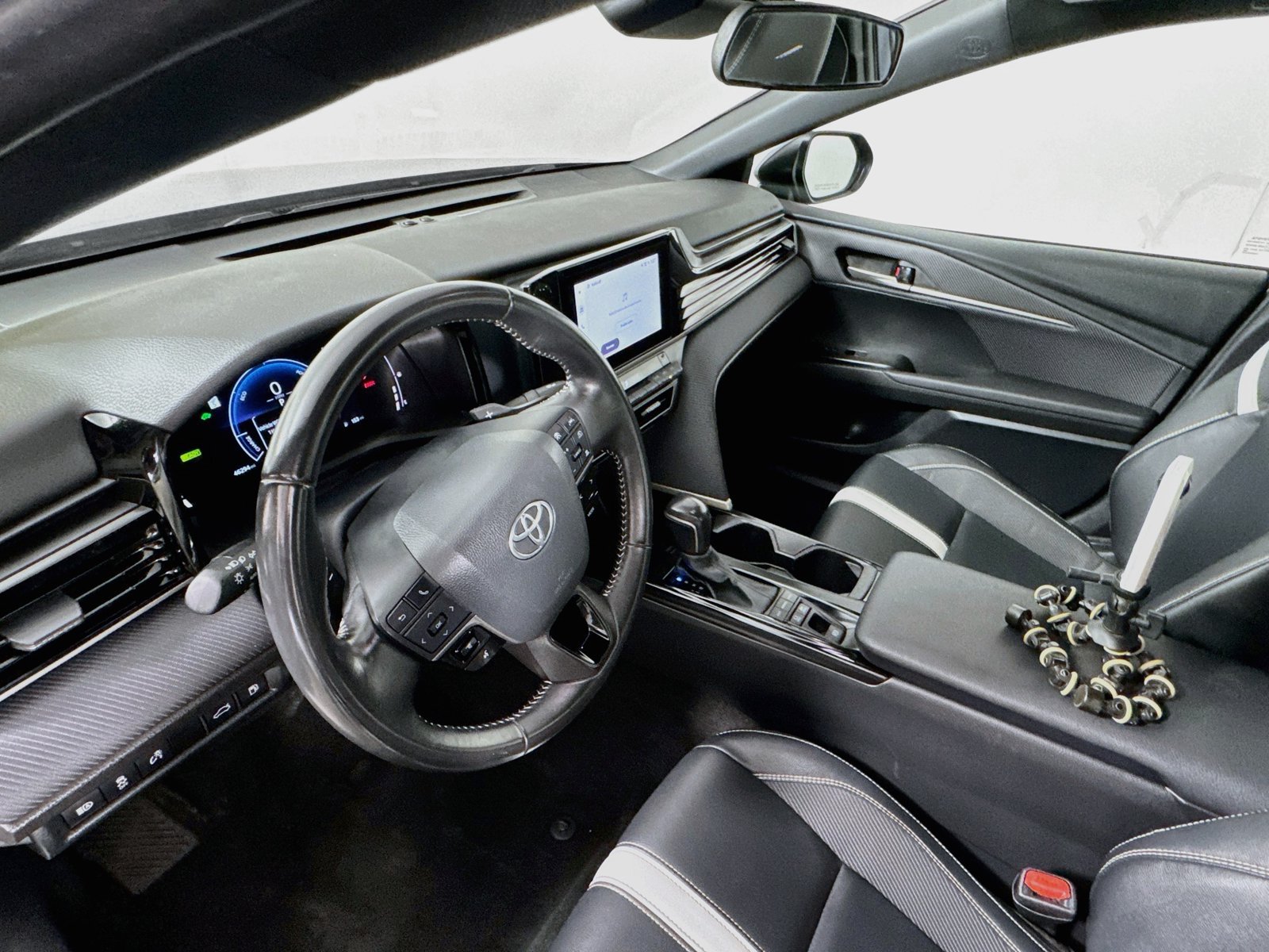 Used 2025 Toyota Camry SE FWD image 8