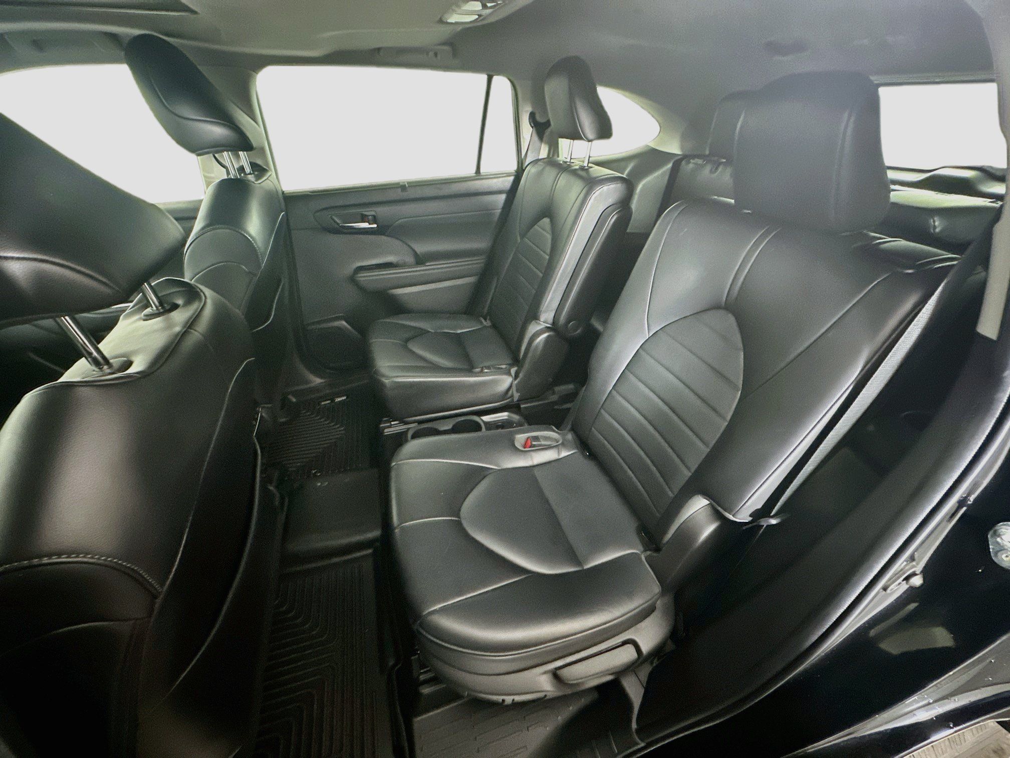 Used 2022 Toyota Highlander XLE FWD image 27