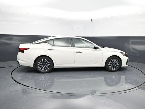 Used 2025 Nissan Altima 2.5 SV FWD image 10
