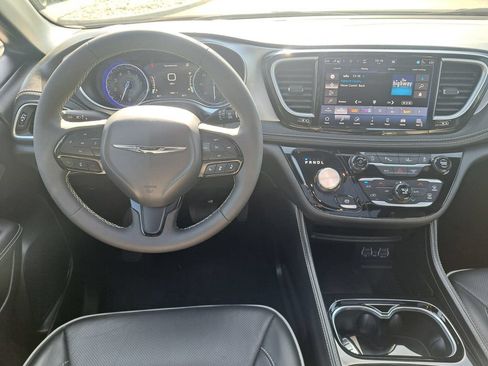 Used 2025 Chrysler Pacifica Limited FWD image 13