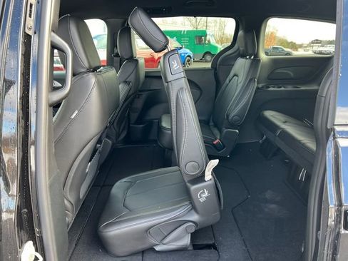 New 2026 Chrysler Pacifica Select image 6
