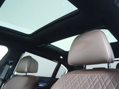 Used 2021 BMW 740i w/ M Sport Package image 11