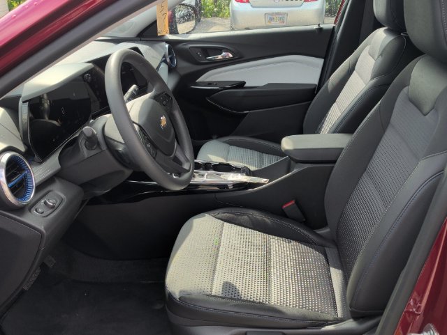 Used 2025 Chevrolet Trax LT FWD image 27