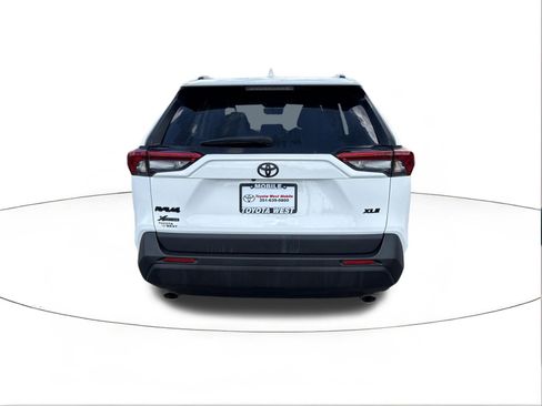 Used 2022 Toyota RAV4 XLE FWD image 4