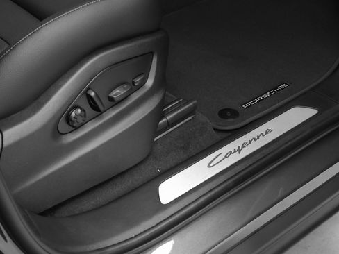 Certified 2025 Porsche Cayenne image 17
