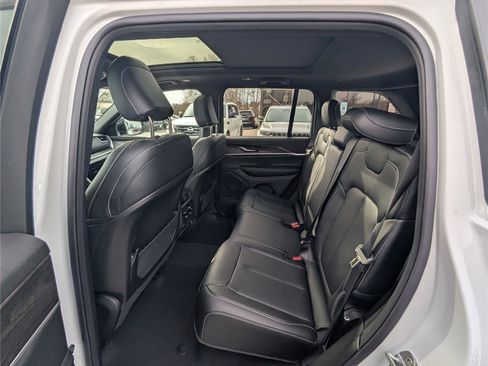New 2025 Jeep Grand Cherokee Limited image 9