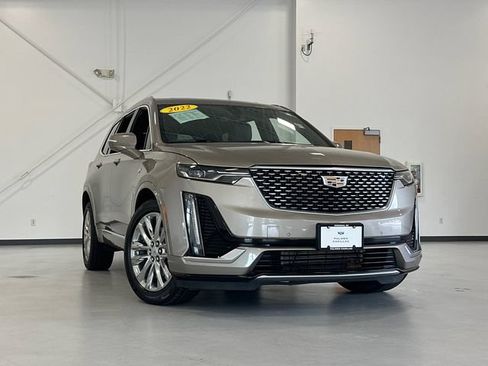 Used 2022 Cadillac XT6 Premium Luxury AWD/4WD image 2