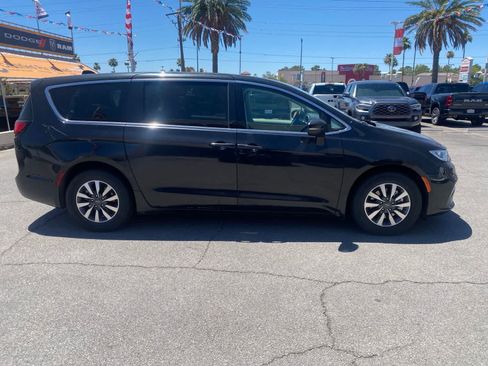 Used 2023 Chrysler Pacifica Touring-L FWD image 4