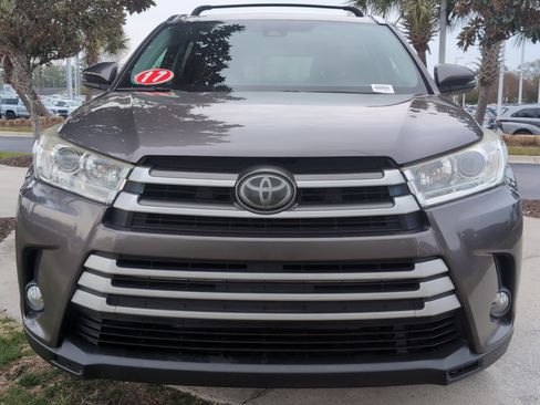 Used 2017 Toyota Highlander FWD V6 image 3