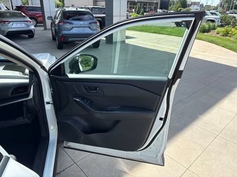 Used 2024 Nissan Rogue S FWD image 32