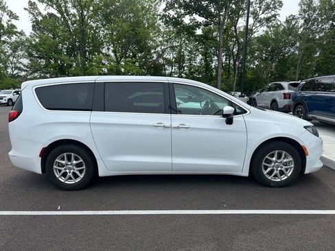 Used 2023 Chrysler Voyager LX FWD image 4