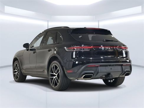 Certified 2025 Porsche Macan image 3