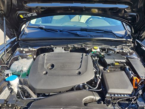 Used 2025 Volvo XC40 B5 Ultra w/ Climate Package image 34