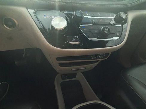 Used 2024 Chrysler Pacifica Limited FWD image 21