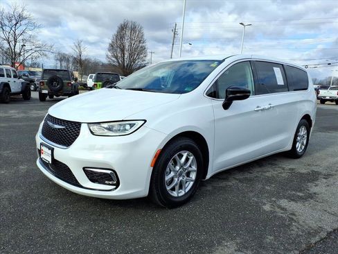 Used 2024 Chrysler Pacifica Touring-L image 8