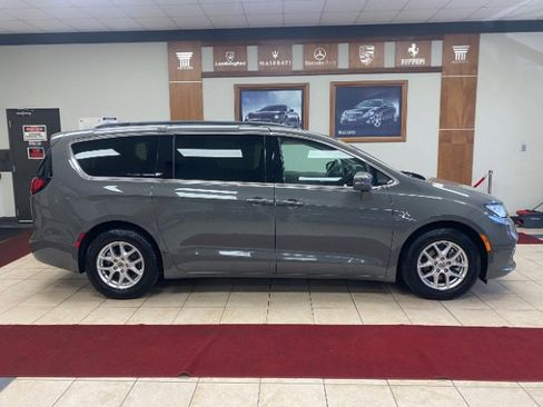 Used 2022 Chrysler Pacifica Touring-L image 4
