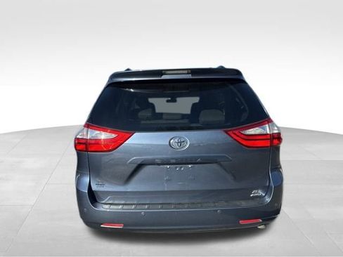 Used 2017 Toyota Sienna XLE Premium image 5