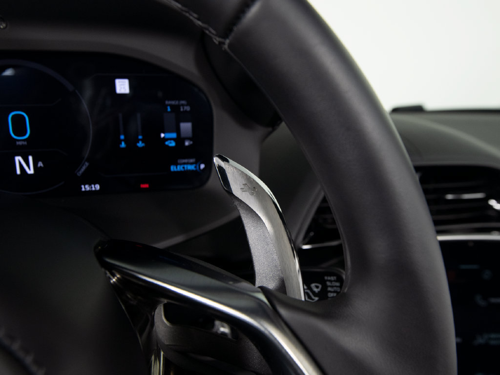 Used 2025 McLaren Artura Spider RWD image 17