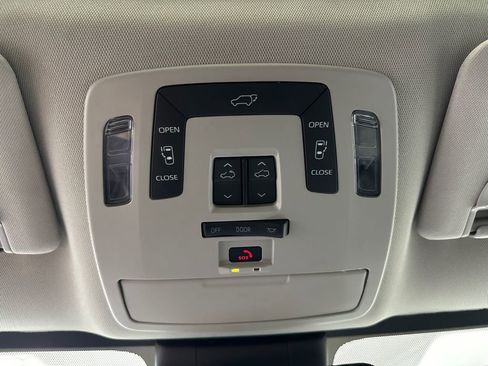 Used 2023 Toyota Sienna XLE image 33