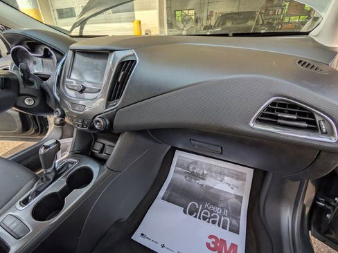 Used 2018 Chevrolet Cruze LT FWD image 16
