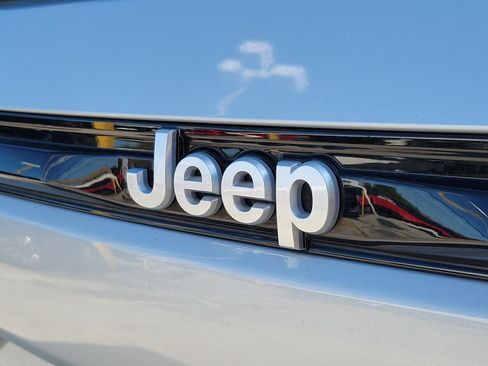 Used 2024 Jeep Grand Cherokee Limited w/ Luxury Tech Group II AWD/4WD image 6