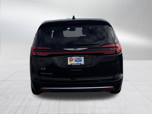 Used 2024 Chrysler Pacifica Touring-L image 6