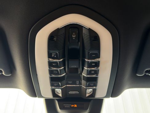 Used 2018 Porsche Macan AWD/4WD image 33