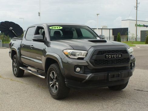 Used 2017 Toyota Tacoma TRD Sport RWD image 2