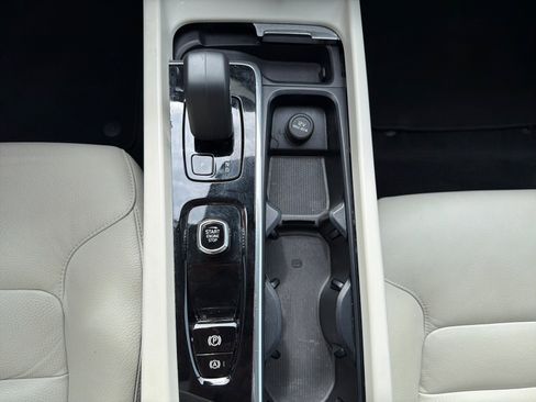 Used 2025 Volvo V60 B5 Cross Country Plus image 22