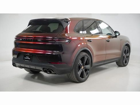 Used 2025 Porsche Cayenne E-Hybrid w/ Premium Package image 10