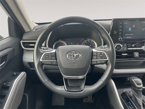 Used 2022 Toyota Highlander XLE image 12