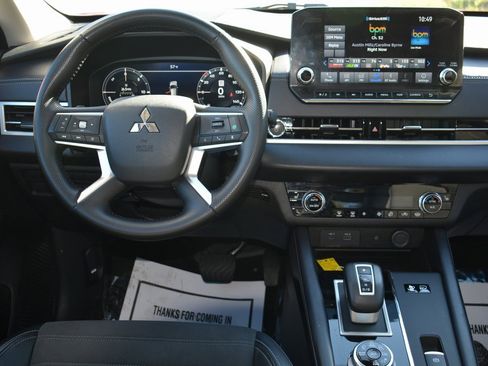 Used 2023 Mitsubishi Outlander SE image 3