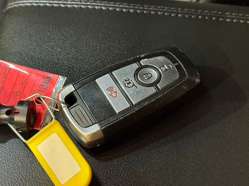 Used 2020 Ford Explorer XLT image 35