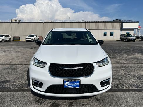 Used 2024 Chrysler Pacifica Limited FWD image 3